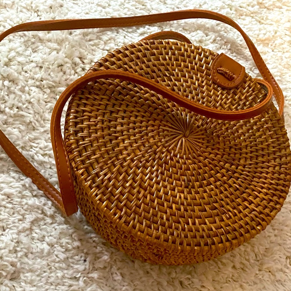 Round wicker crossbody!